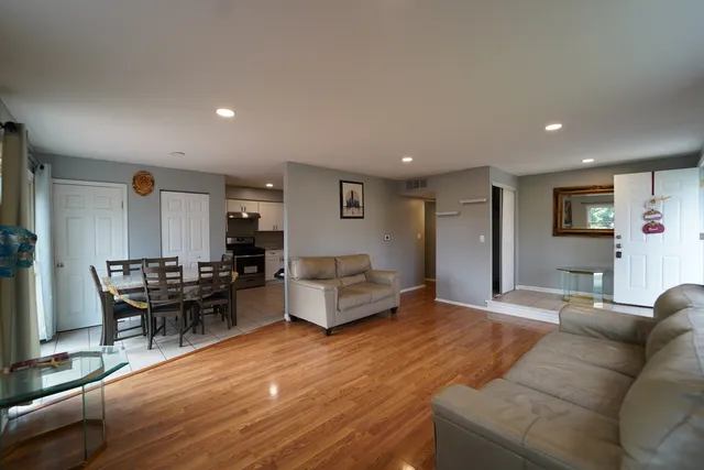 $2,200 | 807 Mansfield Court, Unit 807, Schaumburg, IL 60169