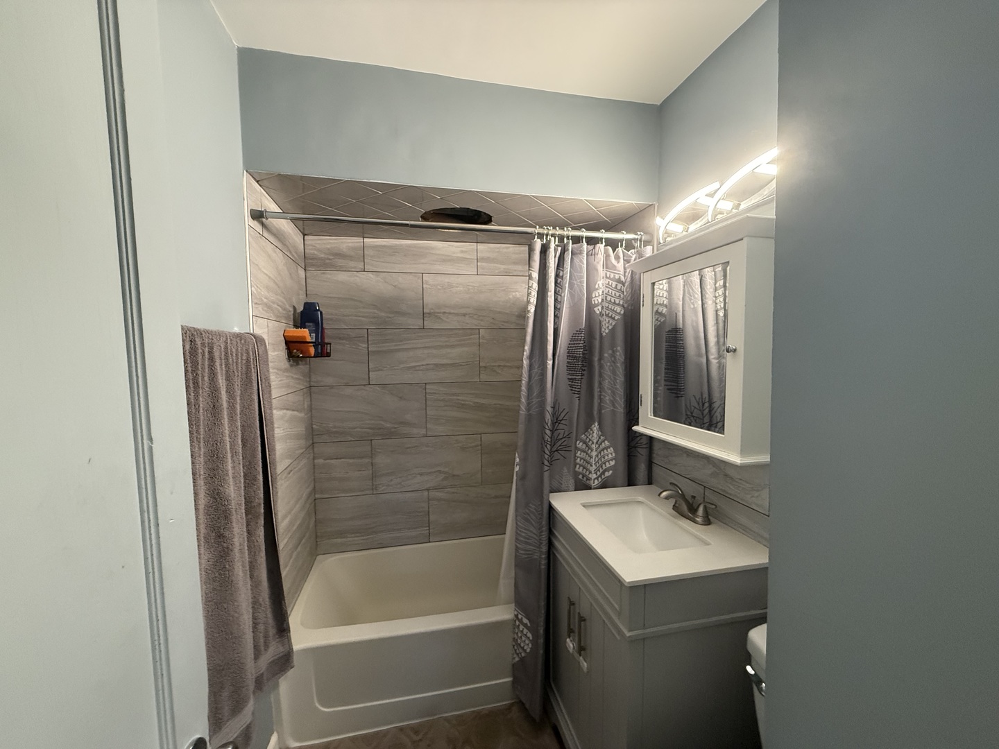 14280 Linder Avenue Midlothian, IL 60445 - Photo 18 of 19 a bathroom with a bathtub a sink and a shower