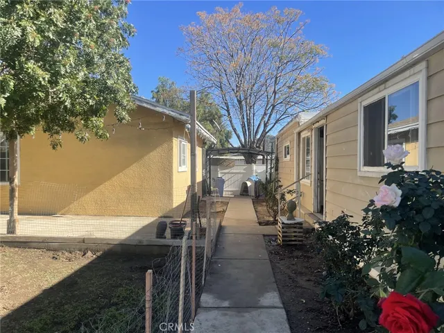 a view of a house with backyard and garden