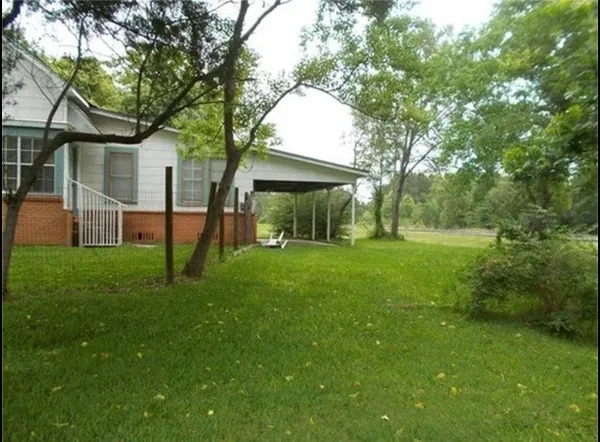 a view of a house with a backyard