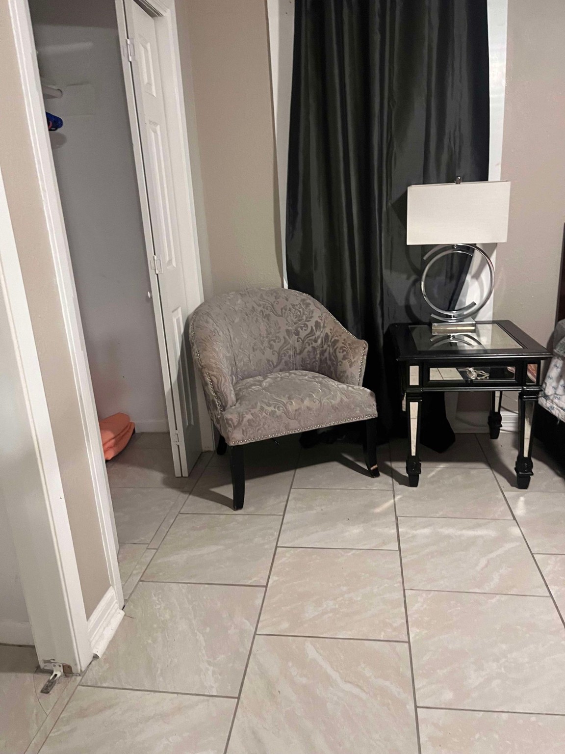 435 East Ave J Silsbee, TX 77656 - Photo 5 of 34 a living room with furniture and a window