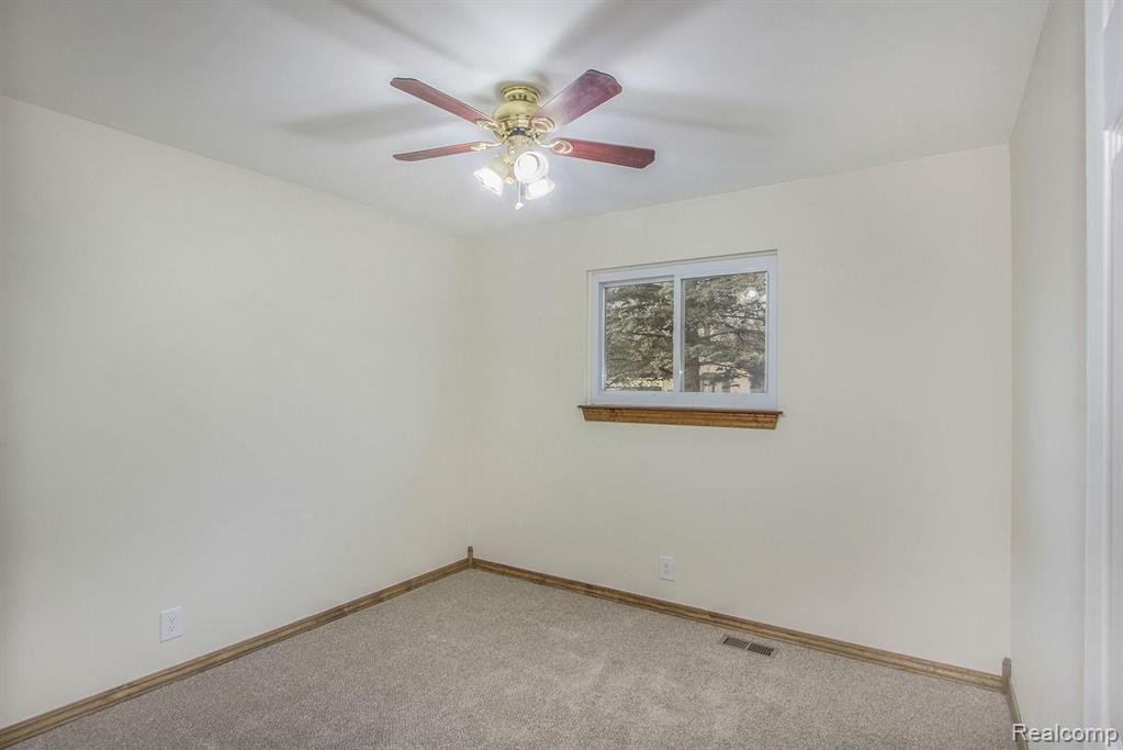 2455 Emmons Avenue Rochester Hills, MI 48307 - Photo 12 of 22