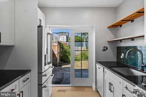 a view of a yard with plants