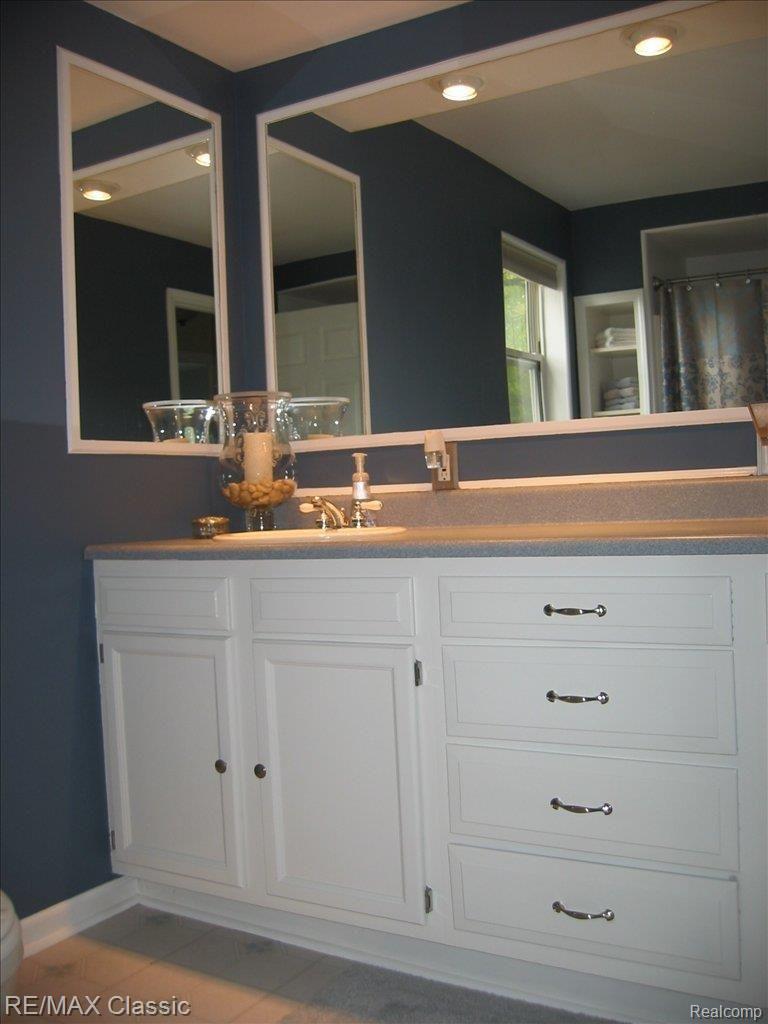 2755 Hickory Lawn Road Rochester, MI 48307 - Photo 12 of 14 Updated Bath