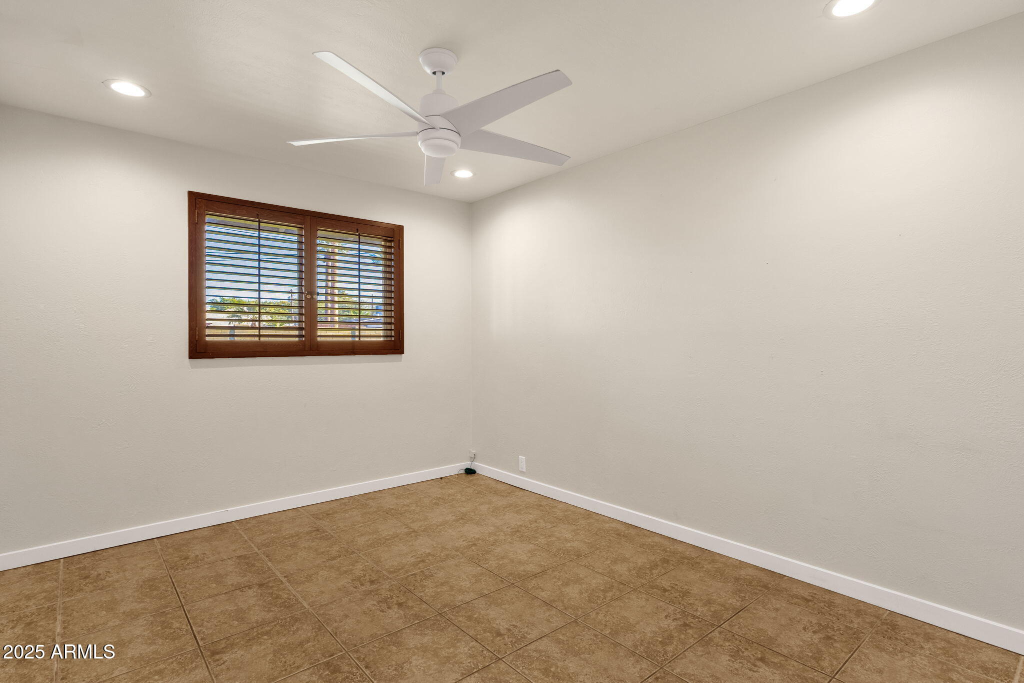 2139 South La Rosa Drive Tempe, AZ 85282 - Photo 14 of 29 an empty room with a window