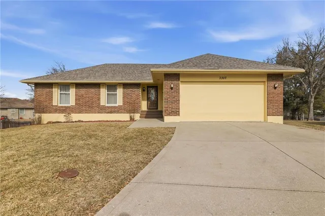 $300,000 | 3307 Northwest Shannon Court, Blue Springs, MO 64015