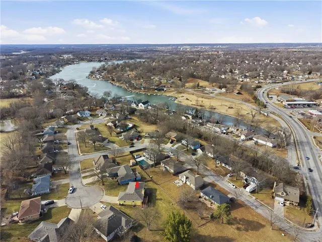 $300,000 | 3307 Northwest Shannon Court, Blue Springs, MO 64015