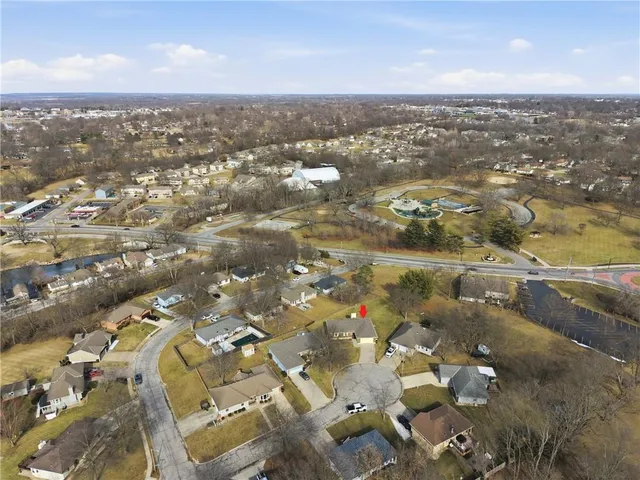 $300,000 | 3307 Northwest Shannon Court, Blue Springs, MO 64015