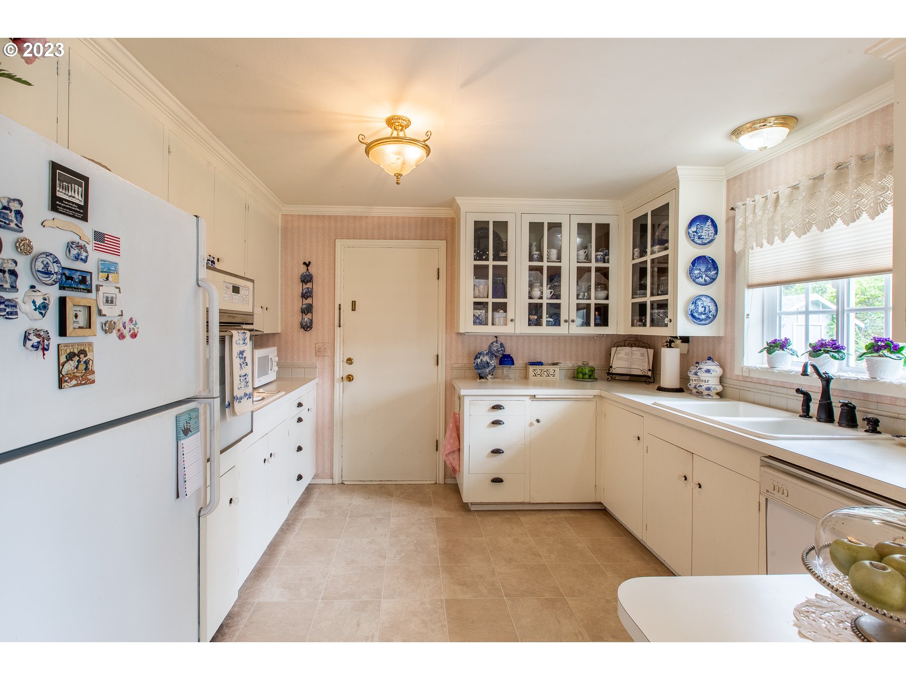 2727 Villa Way Springfield, OR 97477 - Photo 12 of 41 a kitchen with cabinets and window