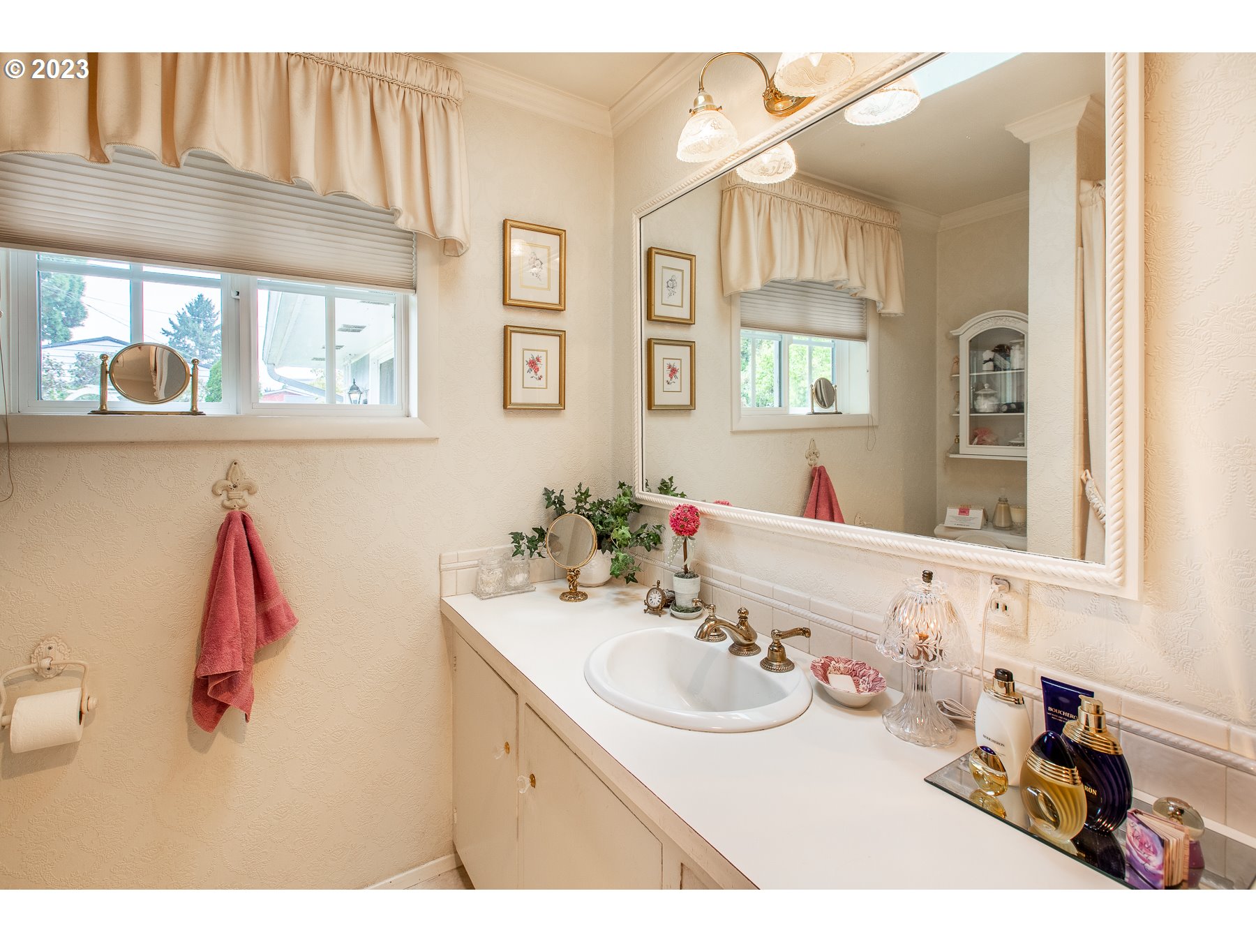 2727 Villa Way Springfield, OR 97477 - Photo 17 of 41 a bathroom with a sink and a mirror