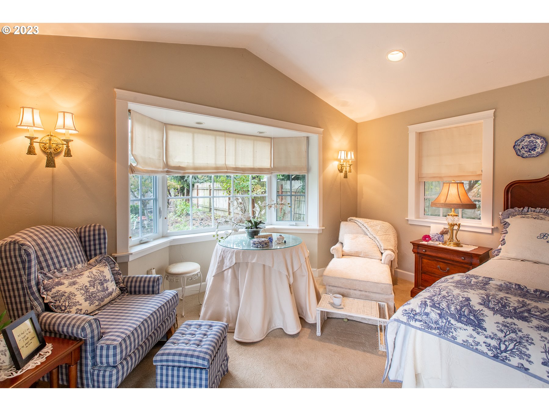 2727 Villa Way Springfield, OR 97477 - Photo 20 of 41 a living room with furniture and a large window