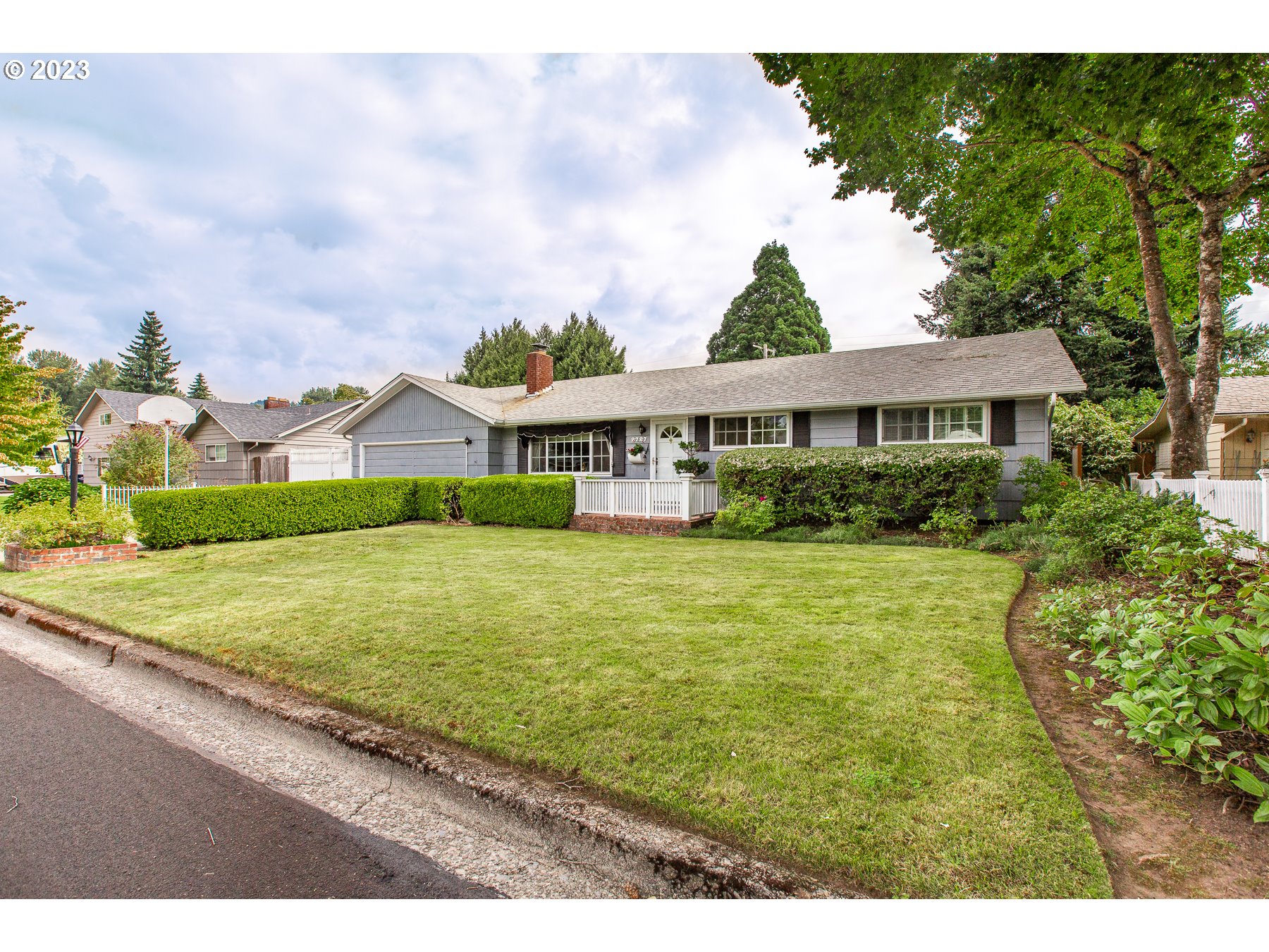 2727 Villa Way Springfield, OR 97477 - Photo 2 of 41 a view of outdoor space yard and lake