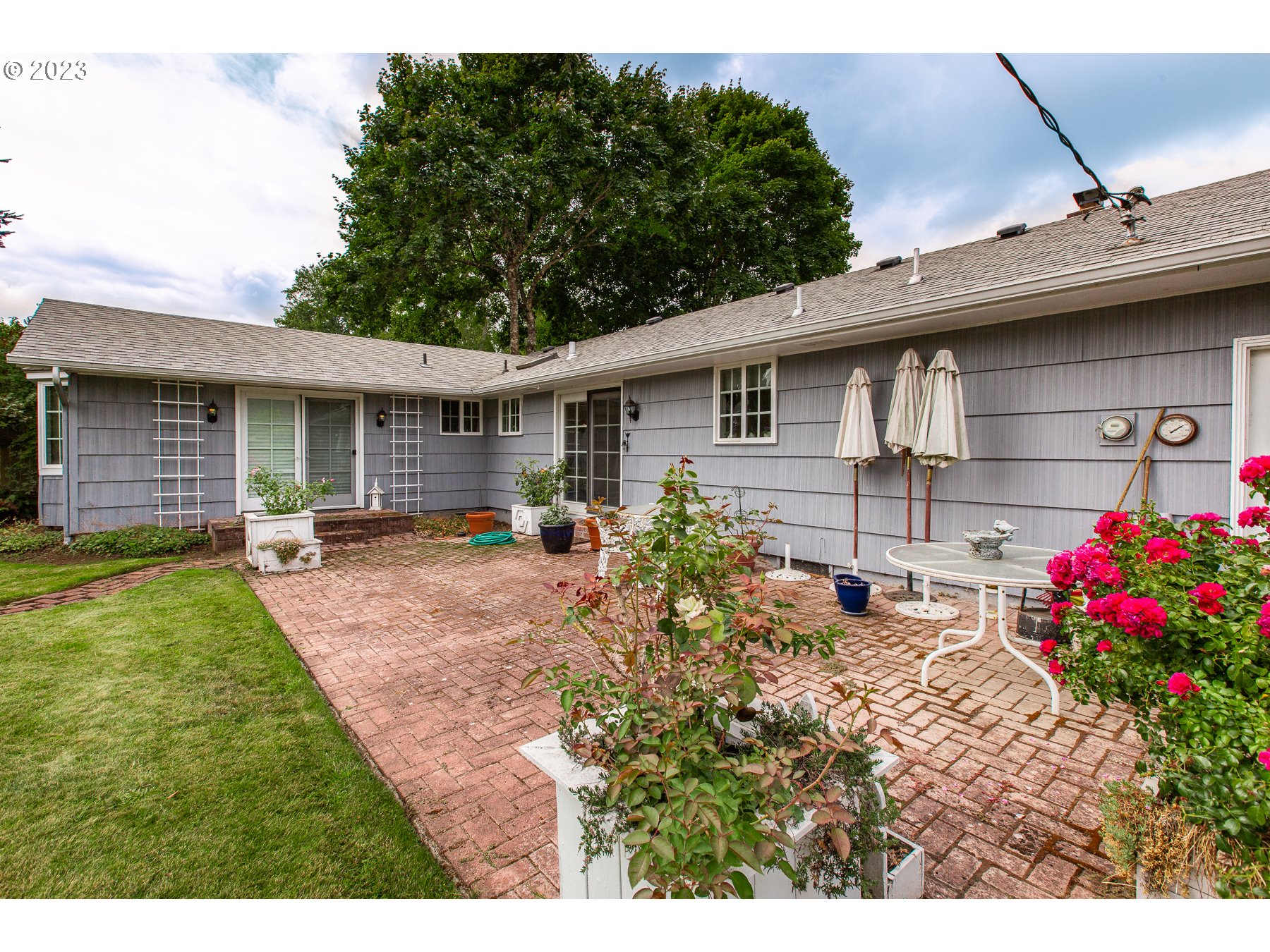 2727 Villa Way Springfield, OR 97477 - Photo 28 of 41 a view of a backyard with plants and a patio