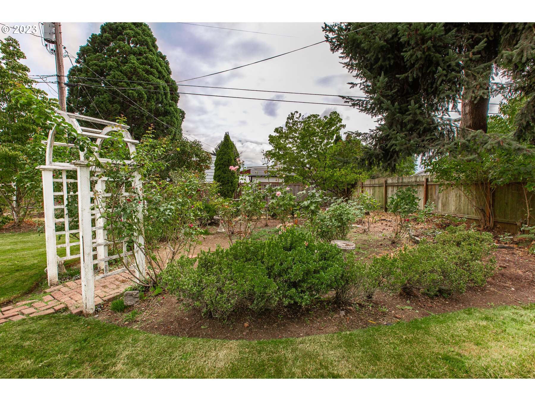 2727 Villa Way Springfield, OR 97477 - Photo 30 of 41 a view of outdoor space and yard