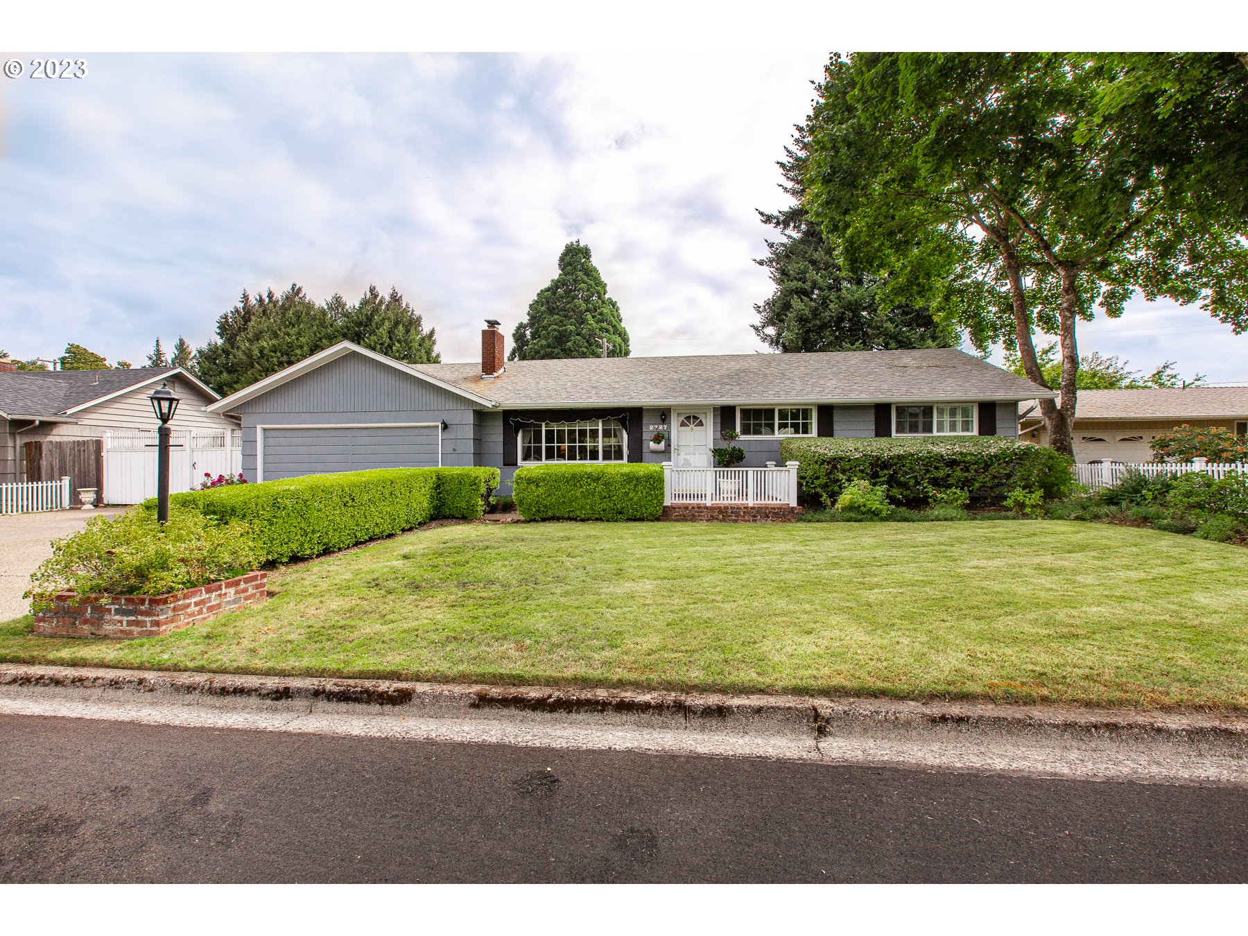 2727 Villa Way Springfield, OR 97477 - Photo 31 of 41 a front view of a house with a yard