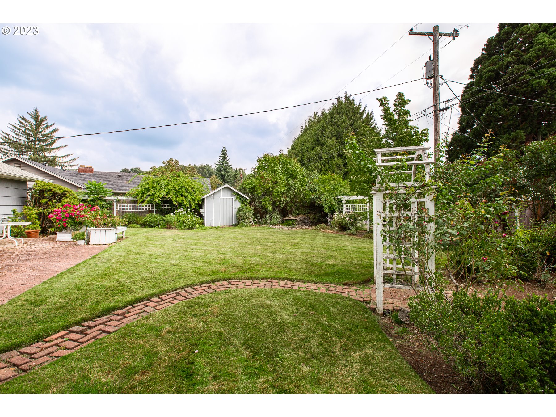 2727 Villa Way Springfield, OR 97477 - Photo 33 of 41 a view of a garden