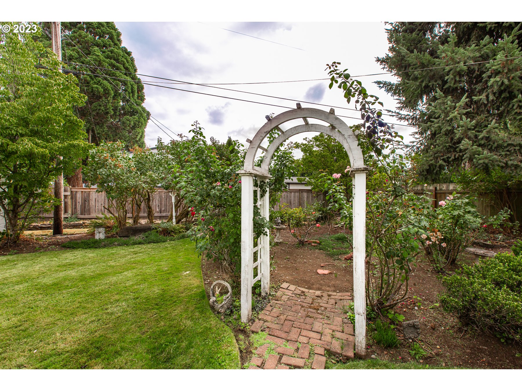 2727 Villa Way Springfield, OR 97477 - Photo 34 of 41 a backyard of a house with table and chairs