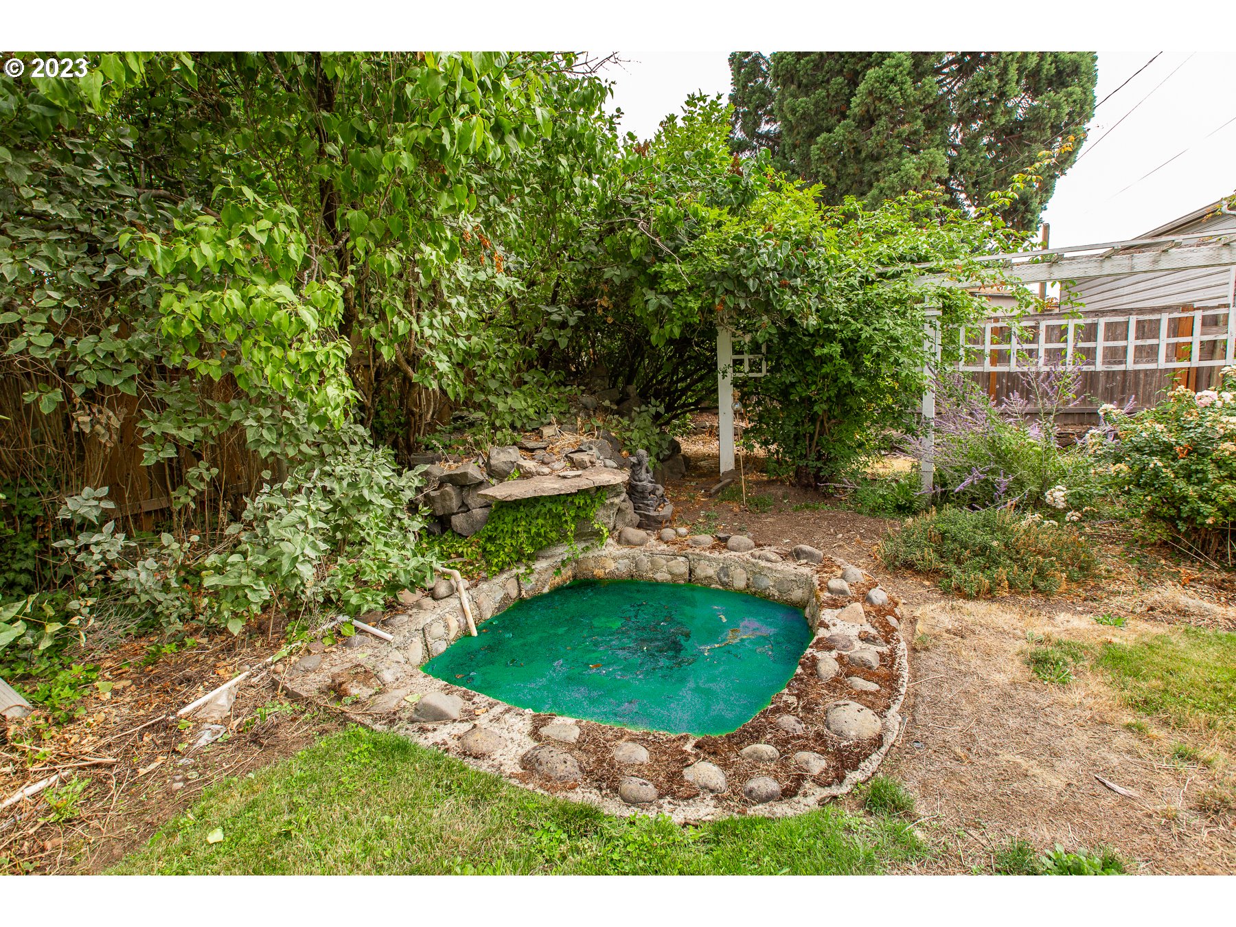 2727 Villa Way Springfield, OR 97477 - Photo 38 of 41 a view of a backyard with a garden