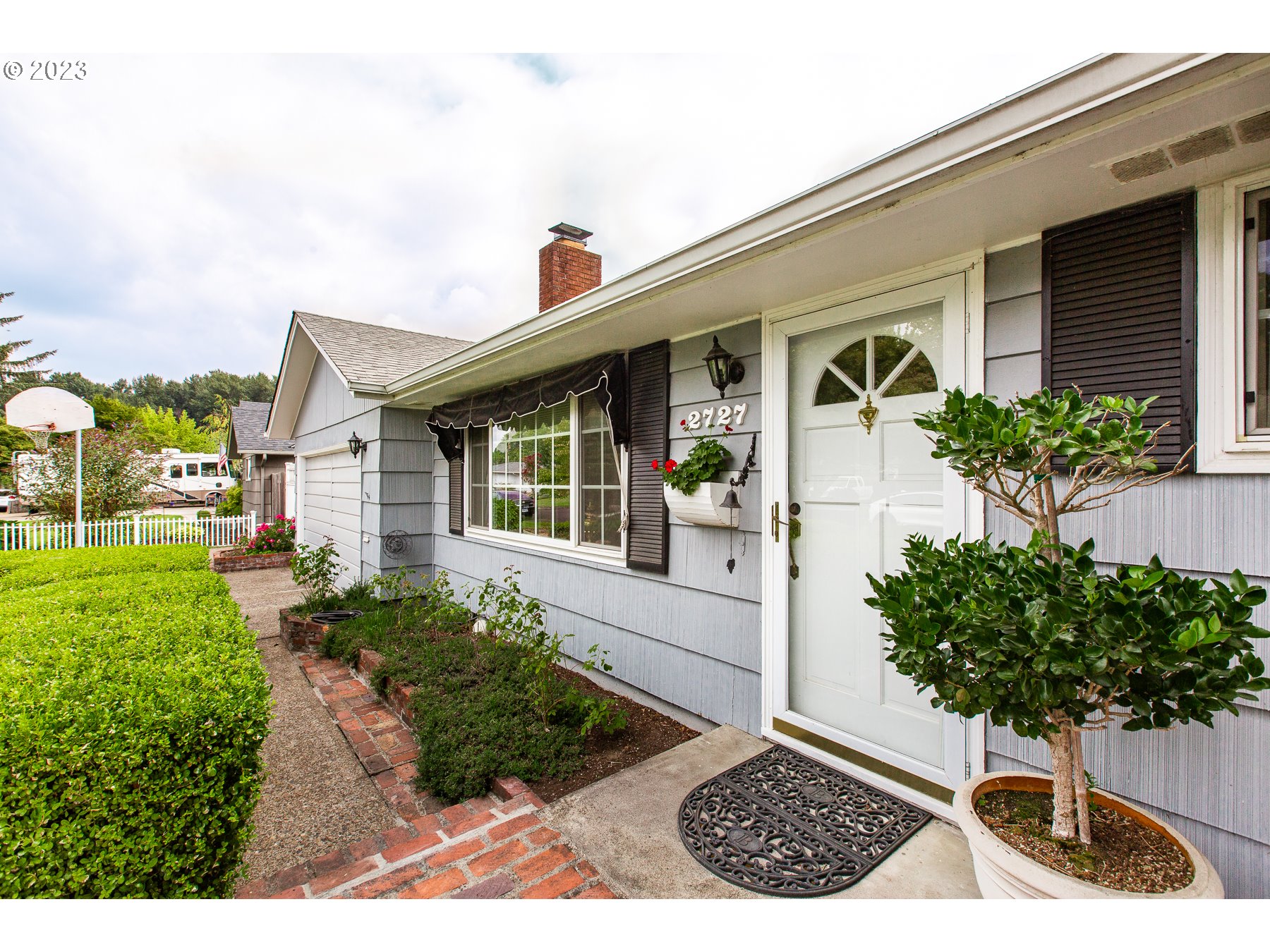 2727 Villa Way Springfield, OR 97477 - Photo 4 of 41 a view front of house with entertaining space
