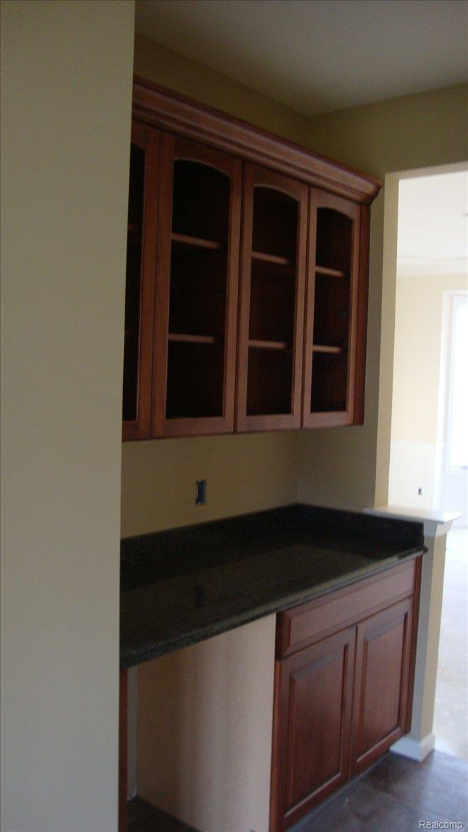 1189 Letica Drive Rochester, MI 48307 - Photo 6 of 11 Butler's Pantry