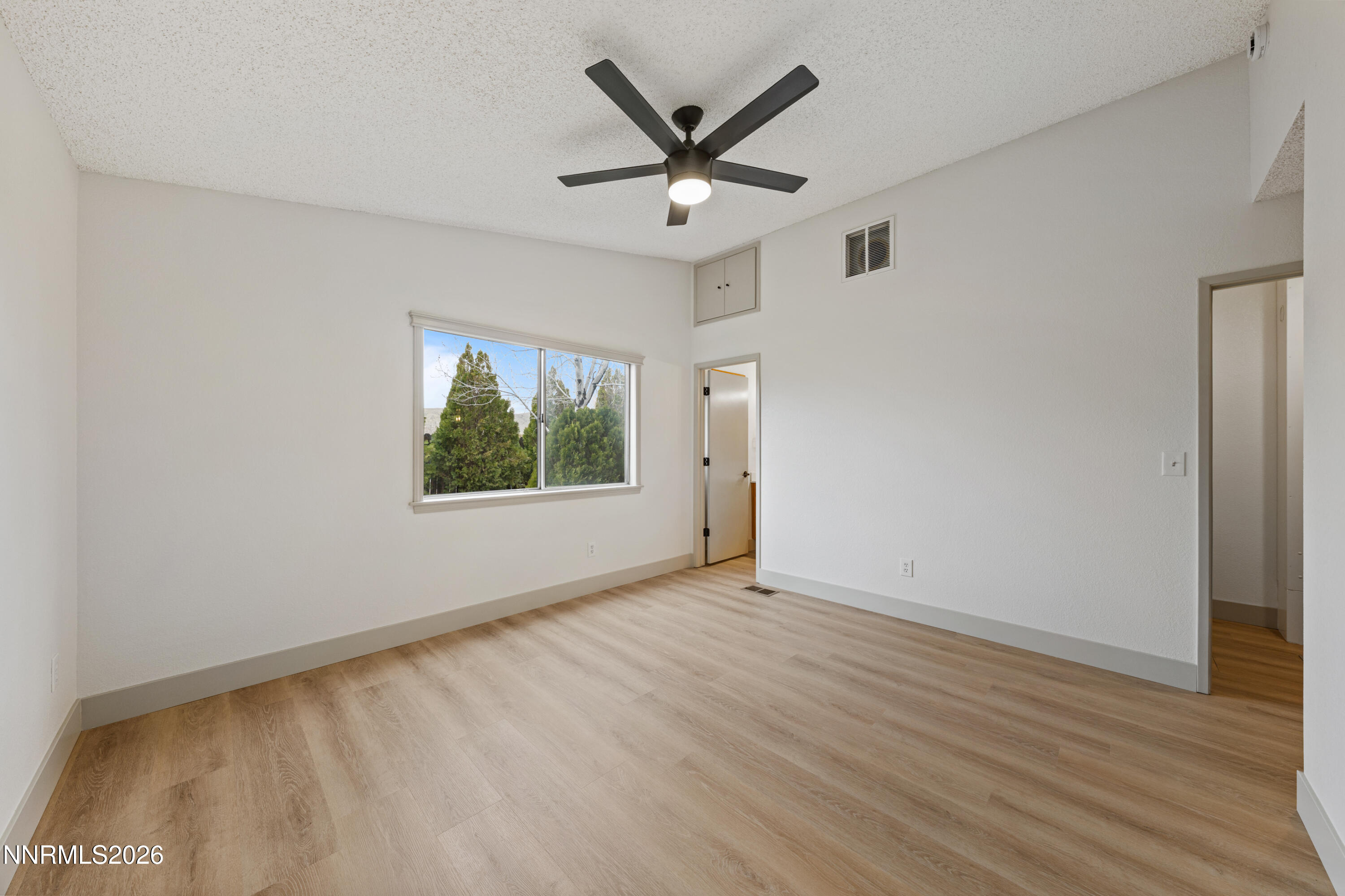 8651 Beechcraft Drive Reno, NV 89506 - Photo 12 of 32 A7V05628