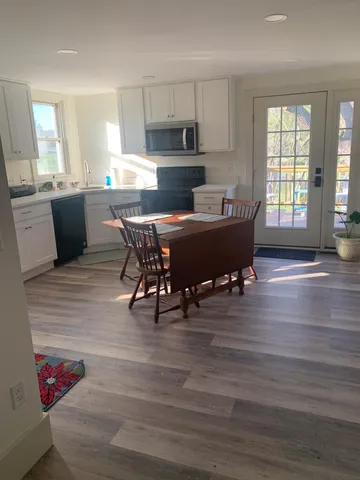 a close up view of a washer and dryer