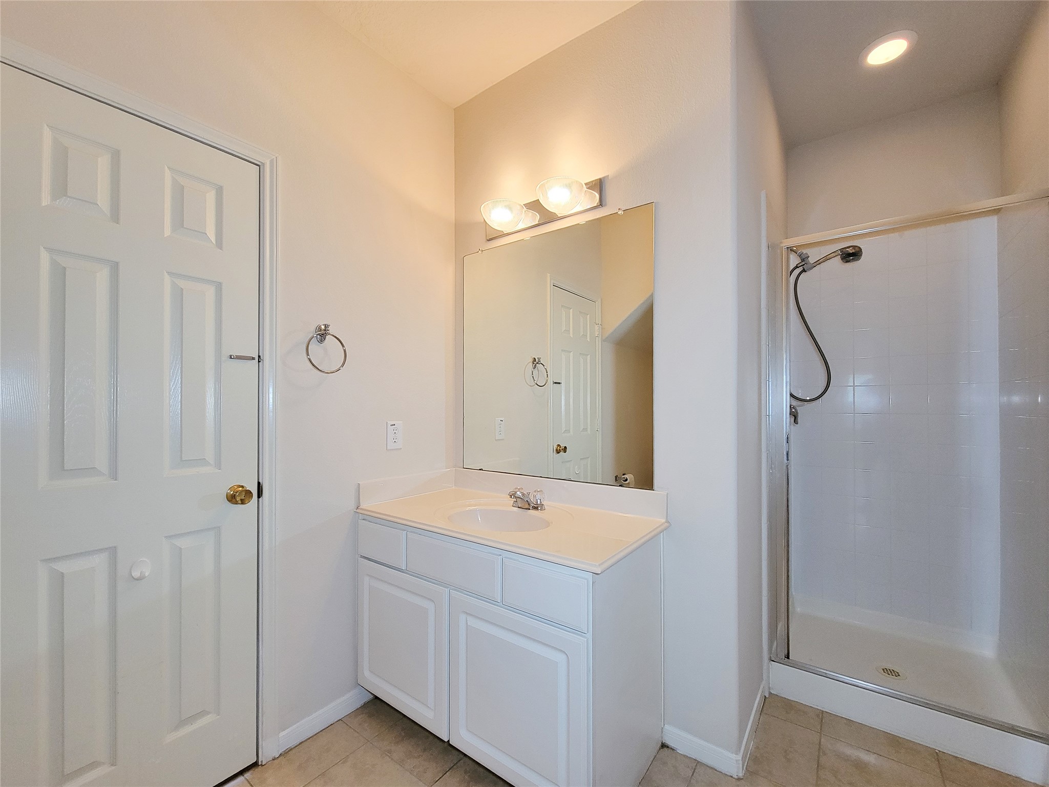 19330 Harvest Stream Way Houston, TX 77084 - Photo 25 of 50 a bathroom with a shower sink and mirror