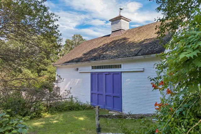 $999,000 | 48 Waukewan Road, New Hampton, NH 03256