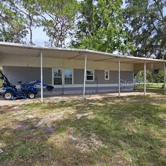 a view of a house with backyard