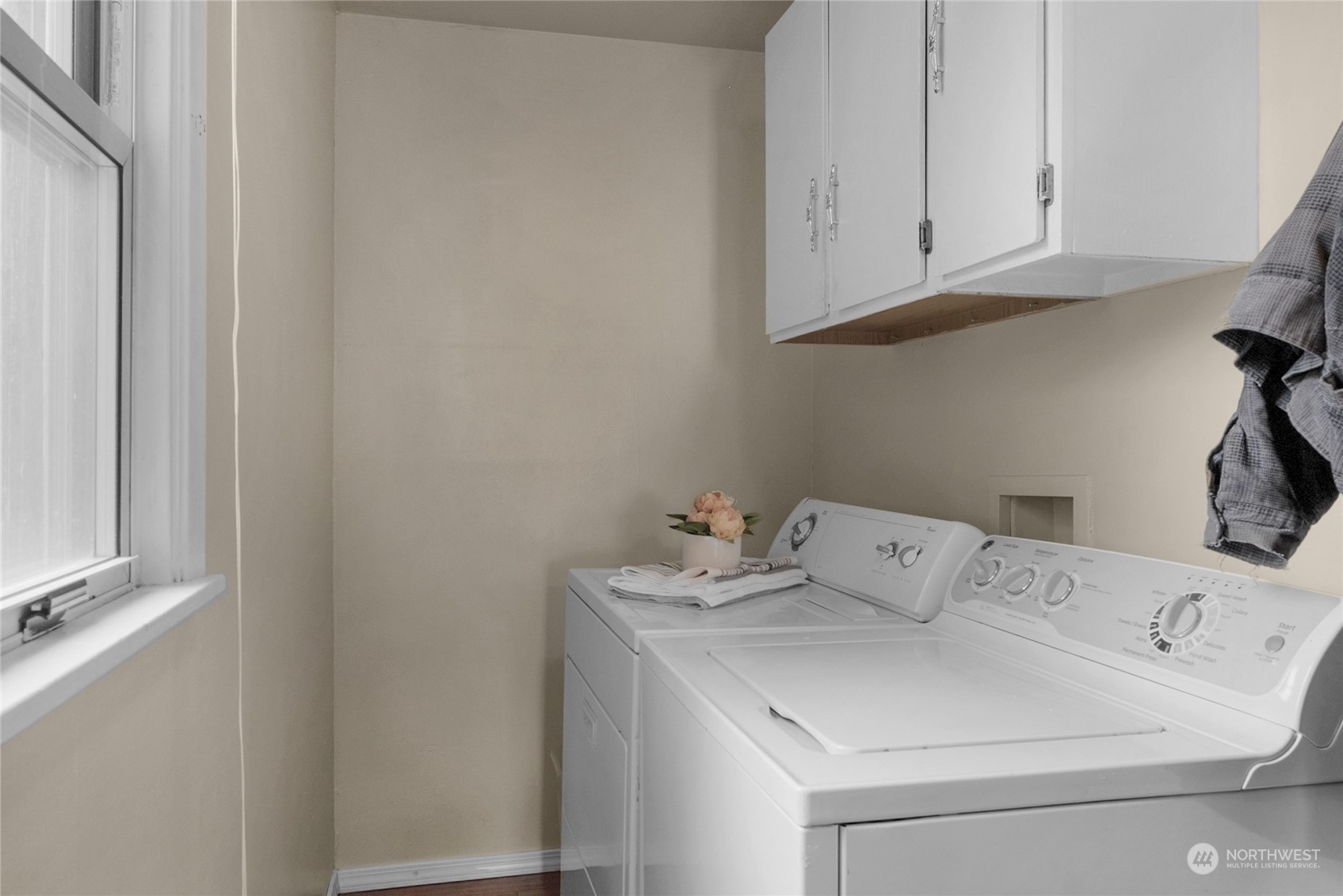 2708 18th Street Everett, WA 98201 - Photo 23 of 29 a utility room with dryer and washer
