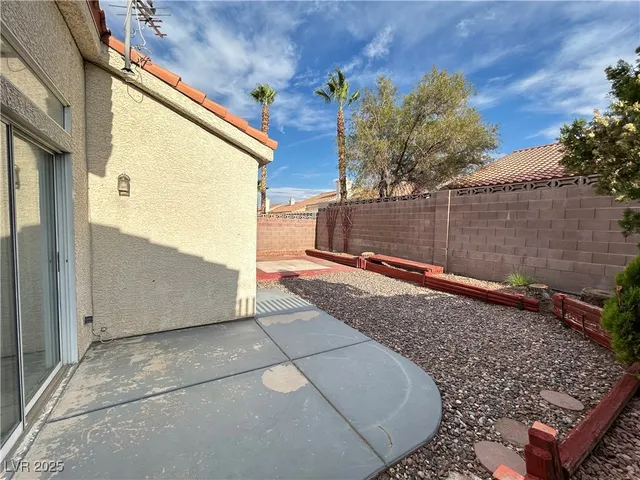 $2,000 | 7621 Prairie Corners Drive, Las Vegas, NV 89128