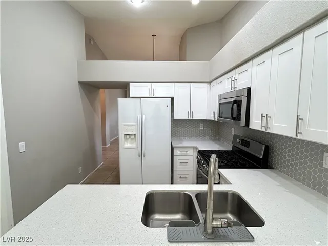 $2,000 | 7621 Prairie Corners Drive, Las Vegas, NV 89128