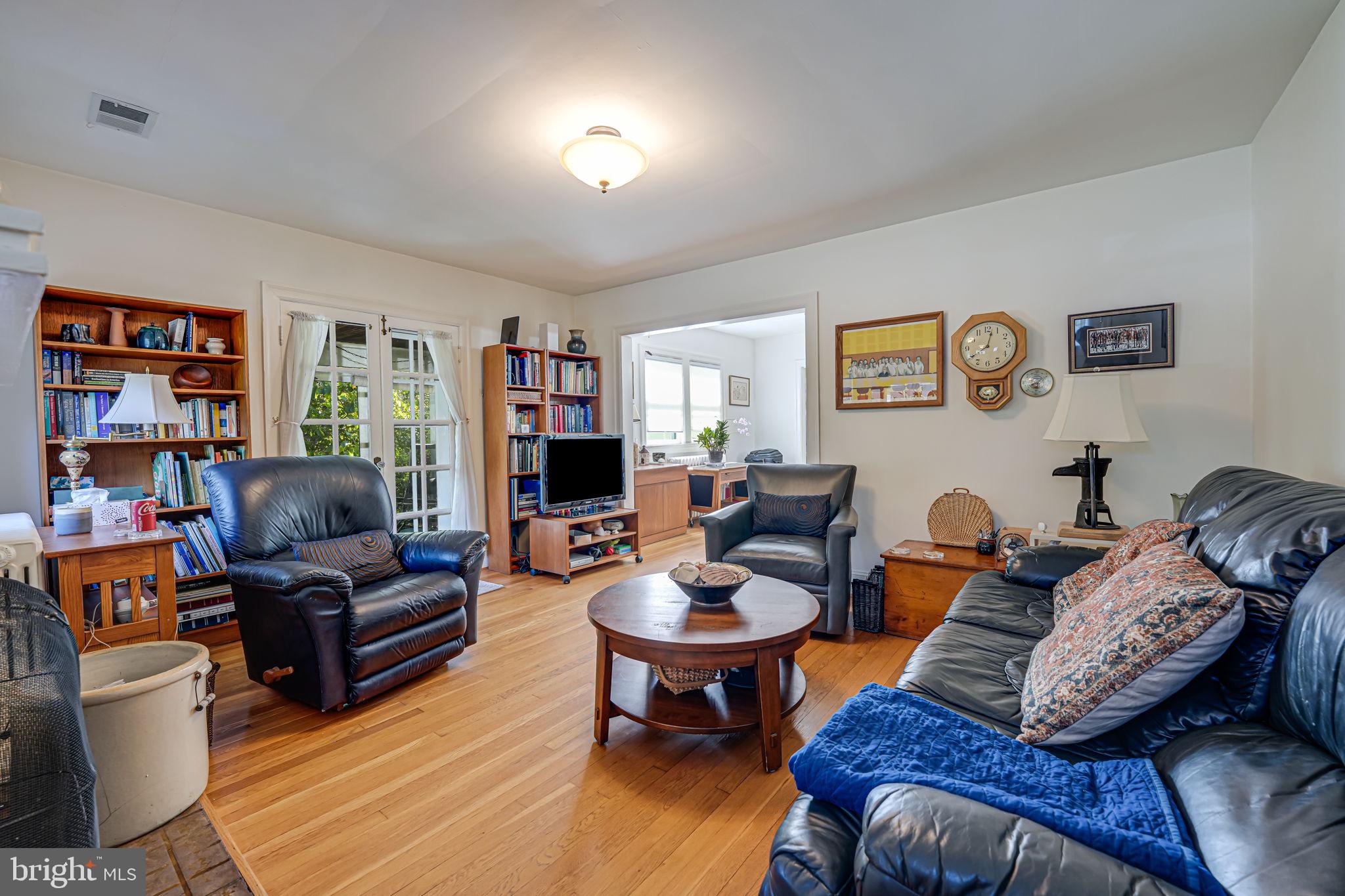 2814 Summerfield Road Falls Church, VA 22042 - Photo 4 of 32 Living Room
