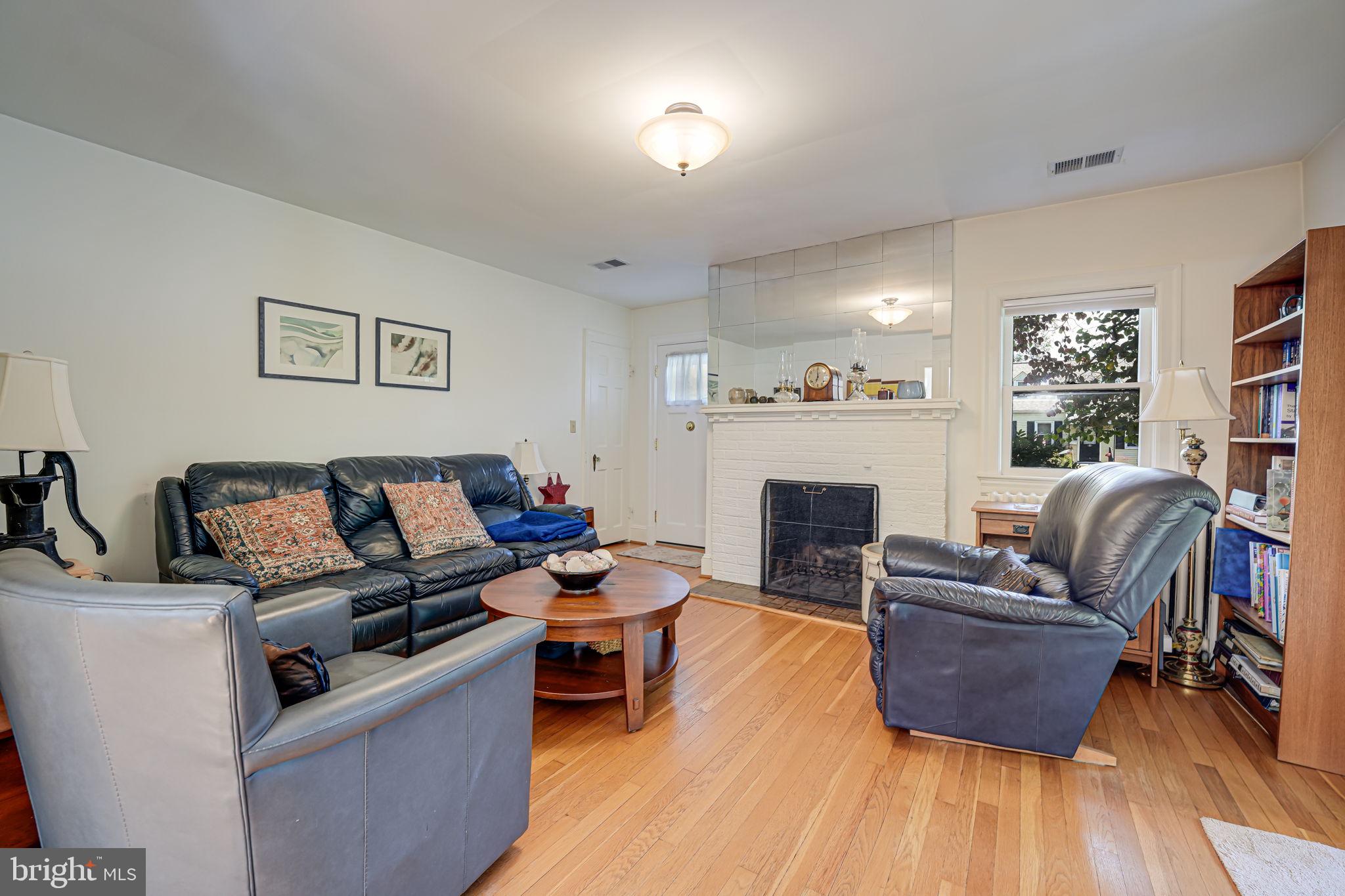 2814 Summerfield Road Falls Church, VA 22042 - Photo 5 of 32 Living Room