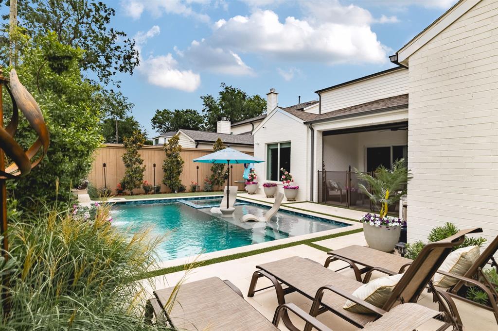 Swimming pool with integrated spa and surrounding hardscaping