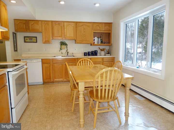 1725 Meadow Road Southampton, PA 18966 - Photo 3 of 18 Kitchen
