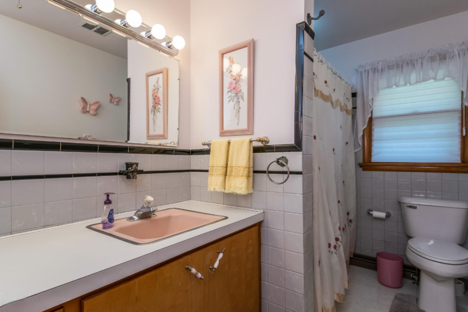1022 Hampden Road Muskegon, MI 49441 - Photo 19 of 35 019-Bathroom-4232051-medium