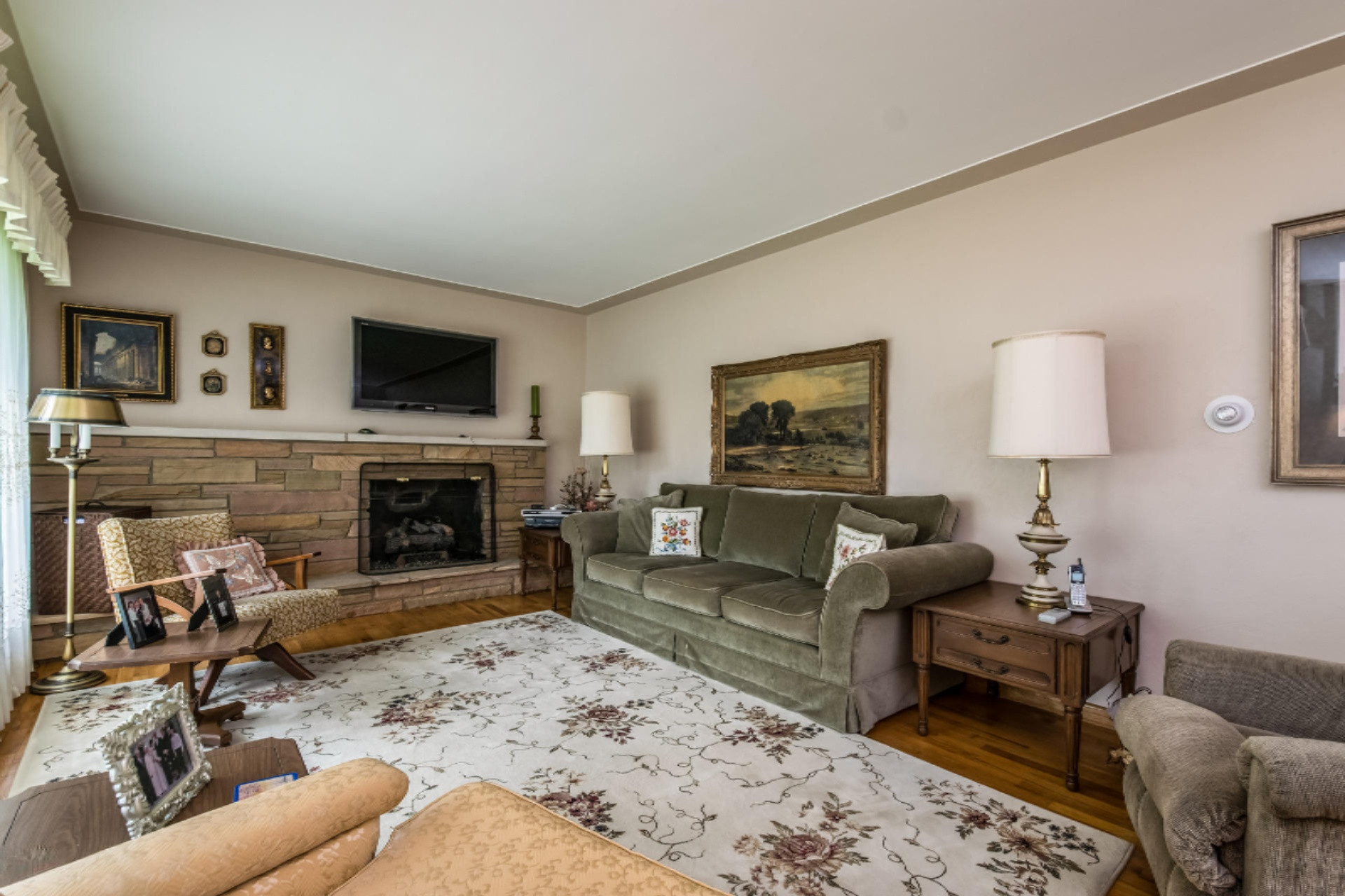 1022 Hampden Road Muskegon, MI 49441 - Photo 4 of 35 004-Living_Room-4232062-medium