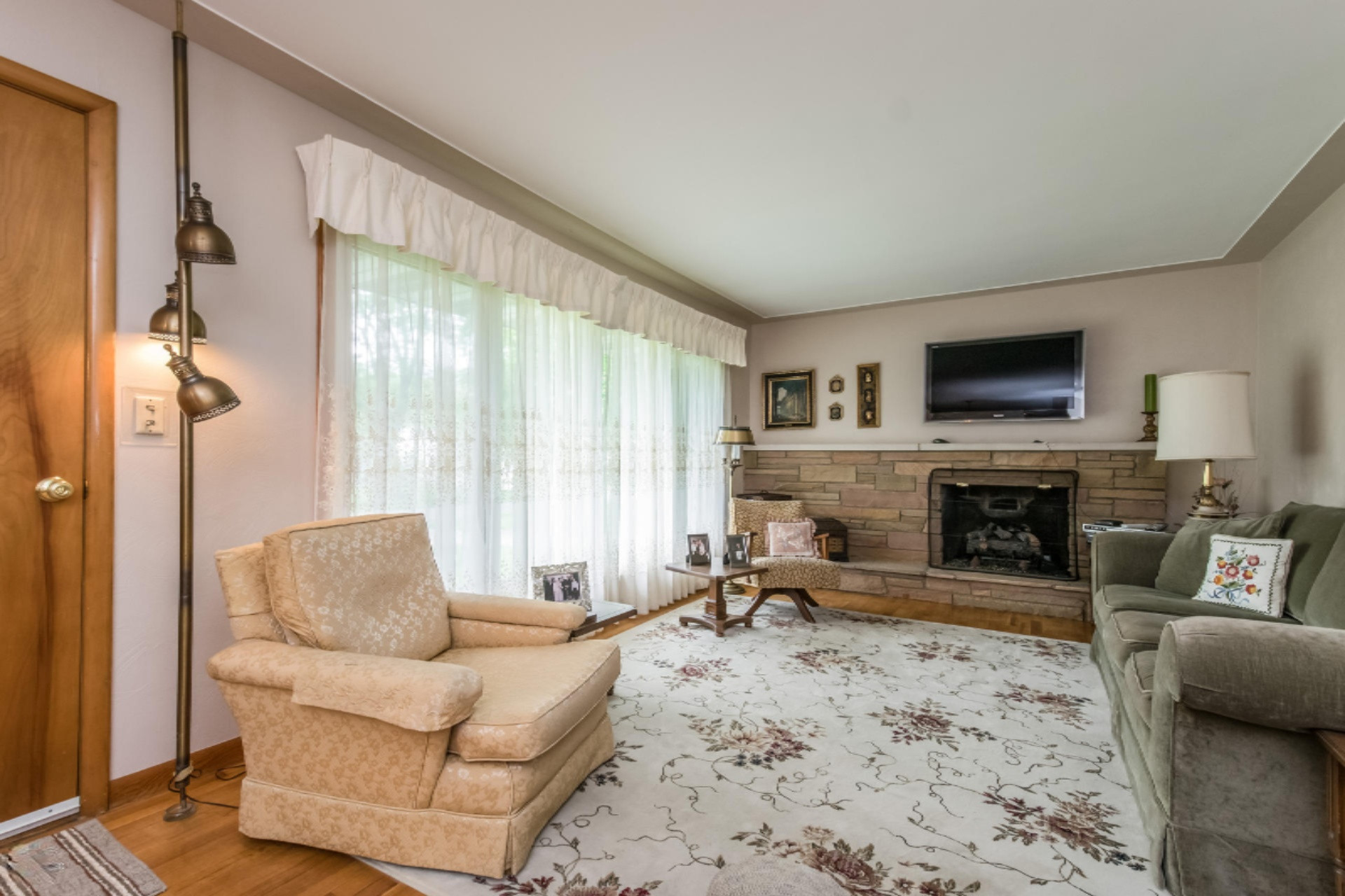 1022 Hampden Road Muskegon, MI 49441 - Photo 5 of 35 005-Living_Room-4232067-medium