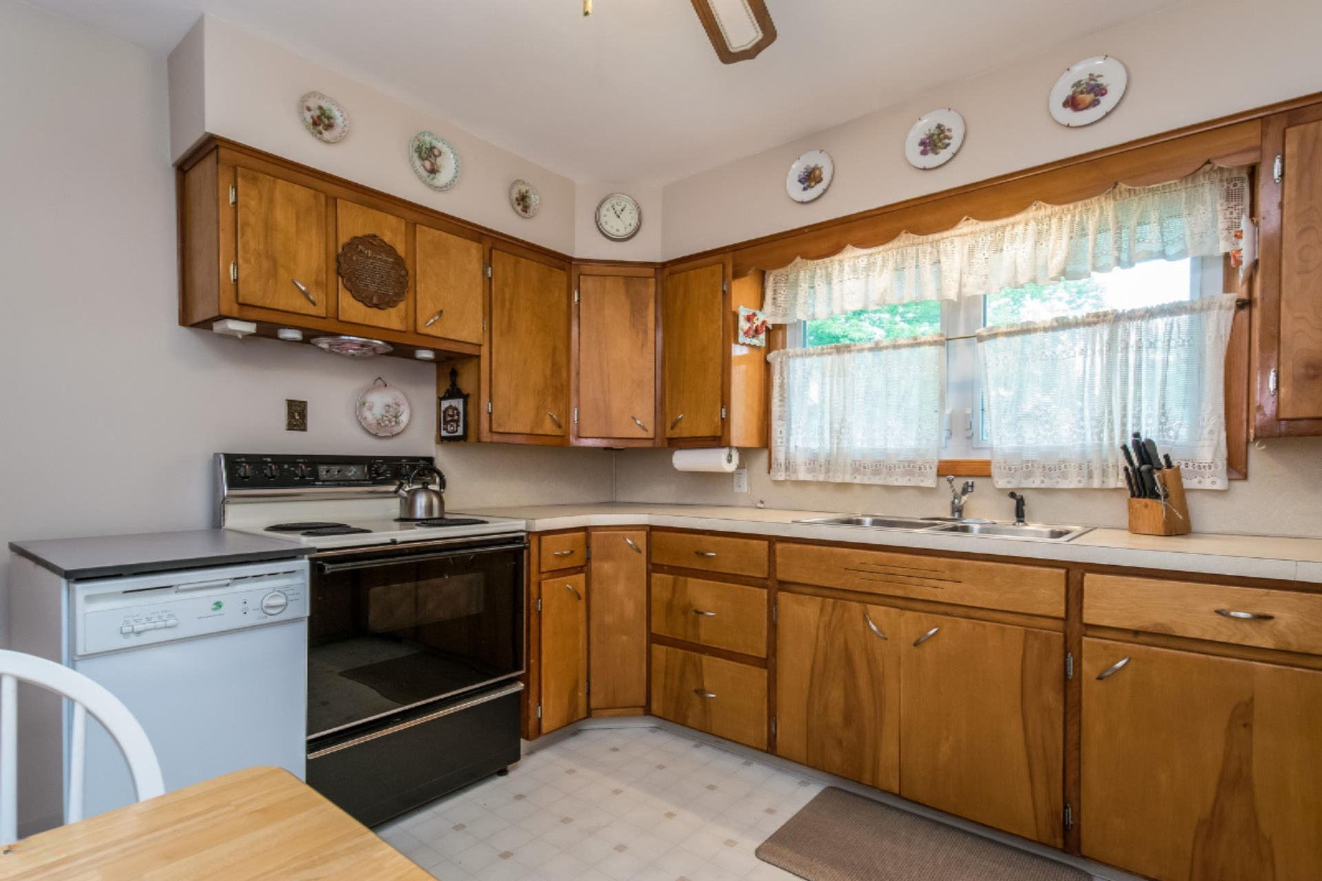 1022 Hampden Road Muskegon, MI 49441 - Photo 10 of 35 011-Kitchen-4232060-medium