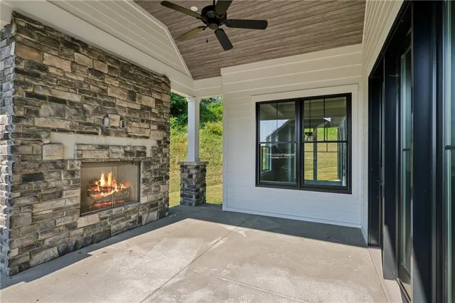 a view of a house with backyard