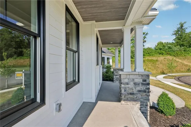 a view of entryway of the house