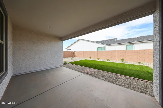 a view of a back yard