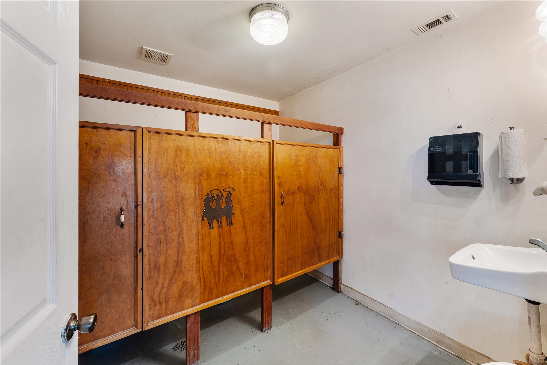1585 Patton Road Rosenberg, TX 77471 - Photo 31 of 36 a bathroom with a sink and a mirror