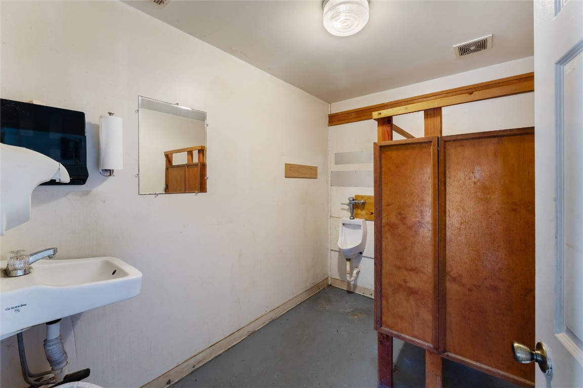 1585 Patton / Tx-10 Spur Rosenberg, TX 77471 - Photo 32 of 36 a bathroom with a sink and a mirror