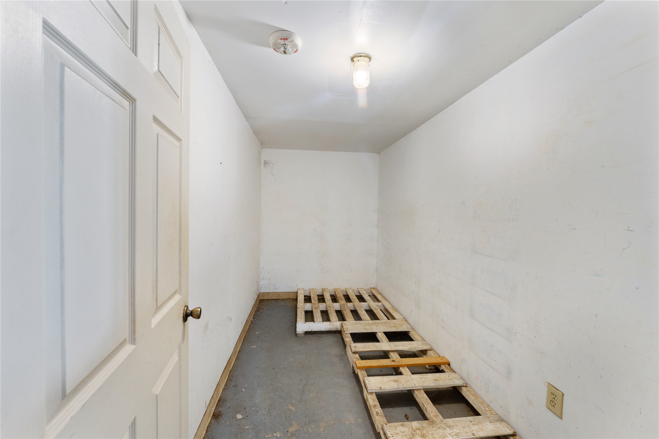 1585 Patton Road Rosenberg, TX 77471 - Photo 35 of 36 a room with window and cabinets