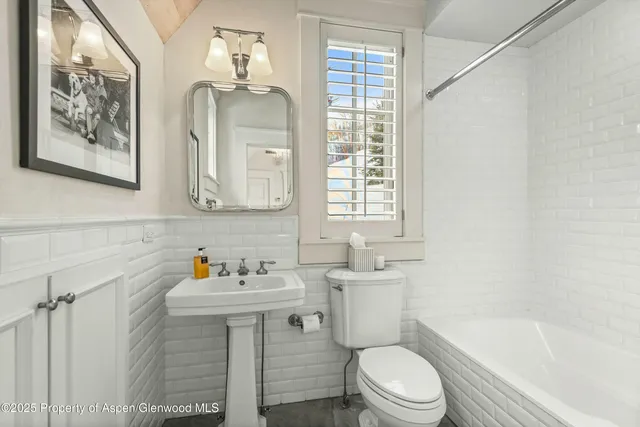 a picture of a bathroom