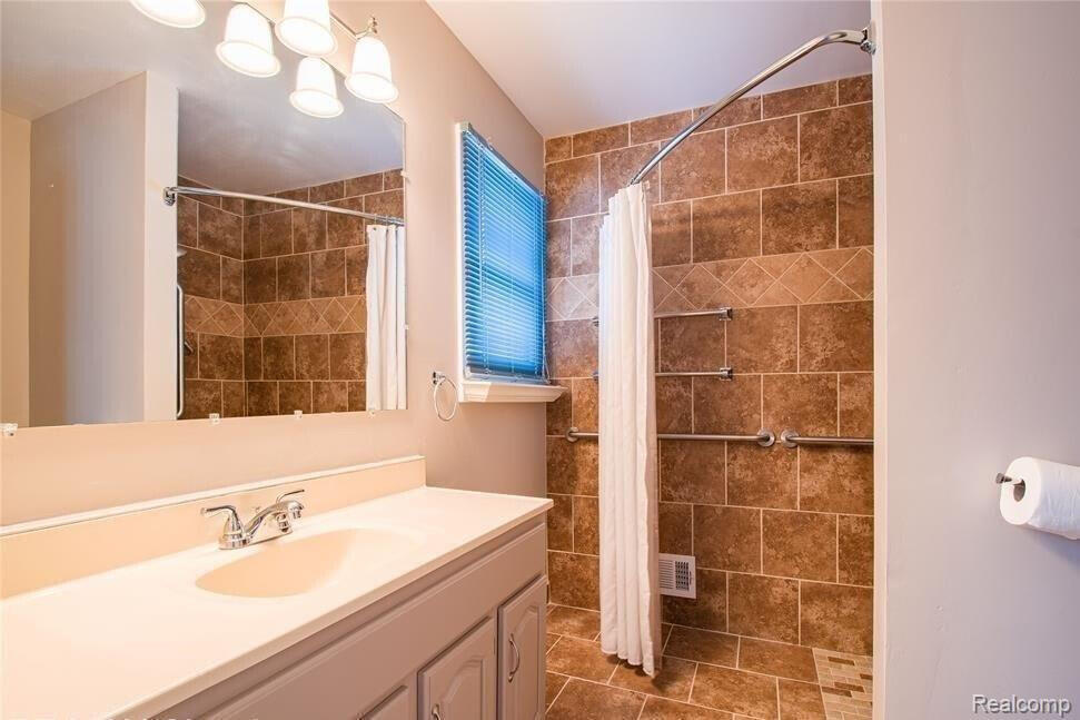 22734 Chestnut Tree Novi, MI 48375 - Photo 24 of 42 Primary Bath