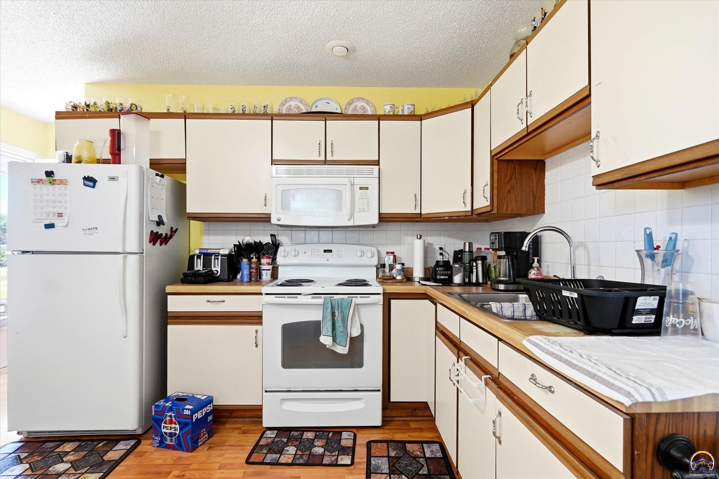 923 Southeast Wood Street Topeka, KS 66607 - Photo 11 of 23
