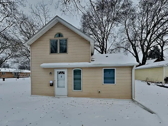 $1,995 | 123 4th Avenue East, Shakopee, MN 55379